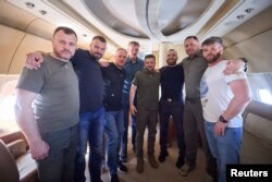 Владимир Зеленский, руководитель аппарата президента Андрей Ермак и глава МВД Игорь Клименко с командирами защитников «Азовстали» в Мариуполе в самолете, направляющемся в Украину из Стамбула после их освобождения 8 июля