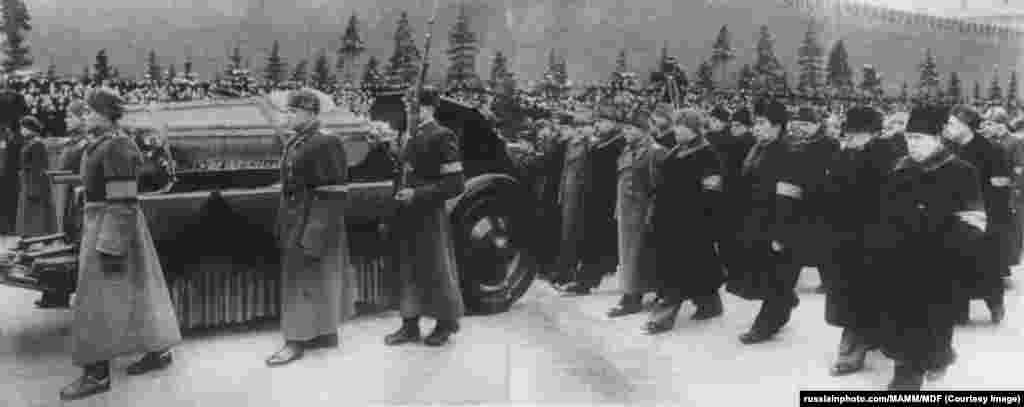 Soldiers escort Stalin’s body past the Kremlin on March 9. On the far right is Nikita Khrushchev, who would soon come out on top in the Kremlin’s internal cold war to become leader of the Soviet Union. 