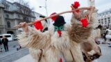 Женщины в костюмах медведей наносят макияж перед открытием второго ежегодного Международного фестиваля зимних традиций в Румынии