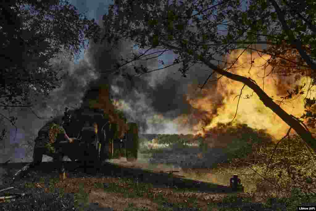 In addition to the heavy flamethrower, Ukrainian soldiers were also firing a D-30 cannon at a Russian position near Kreminna. Deputy Defense Minister Malyar added that in the eastern region of Donetsk, Russian forces were on the defensive in Bakhmut, while heavy fighting was also under way in Lyman, Avdiyivka, and Maryinka, where the General Staff reported more than 30 combat clashes over the previous 24 hours.