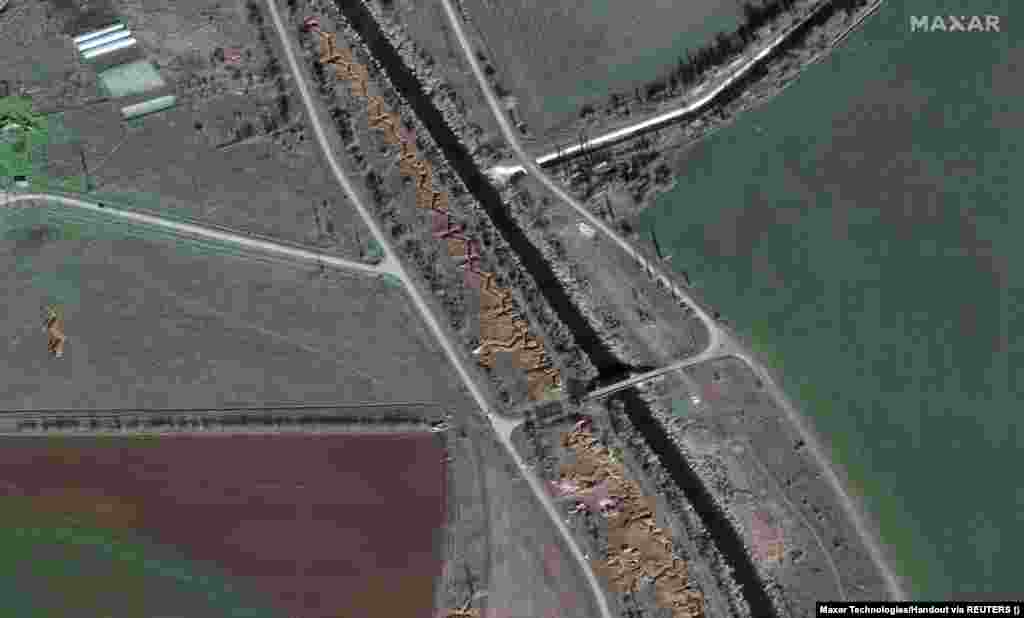 Fortifications and dragon's teeth (wedge-shaped concrete anti-tank barriers laid in multiple rows) are visible in Maslove, northern Crimea. The Russian military has reinforced several areas of Crimea, as can be seen in satellite photographs taken between January and March.