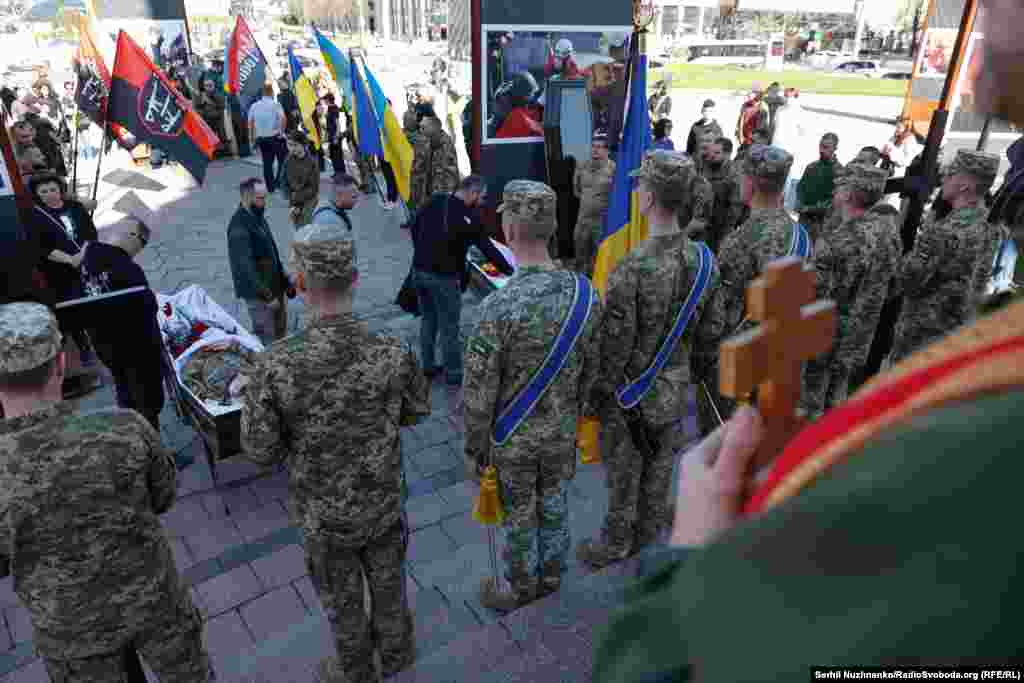 Украинские военные на прощании с погибшими. Коновал и Петришин погибли недалеко от Часова Яра, который подвергается нападениям со стороны России. Бывший главнокомандующий генерал Валерий Залужный заявил в феврале, что Украине необходимо в этом году до 500 тысяч новобранцев для усиления обороноспособности и восполнения ожидаемых потерь