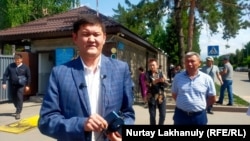 "Бейбіт жиын өткізу тәртібін бұзды" деп айыпталып, 25 күнге қамалған Думан Мұхаммедкәрімнің босап шыққан сәті. Алматы облысы, 26 мамыр 2023 жыл.