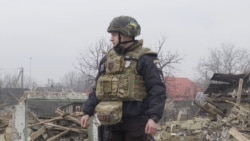 Ukrainian Police Try To Keep Order As Russians Advance On Town