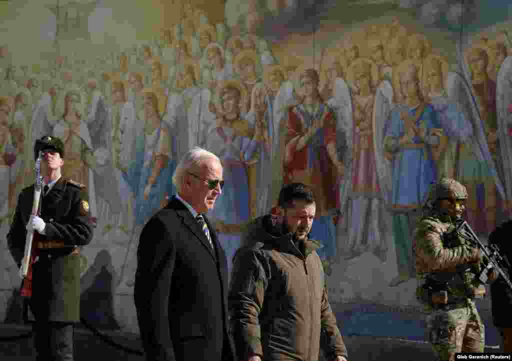 ABŞ-nyň prezidenti Jo Baýden we Ukrainanyň prezidenti Wolodymyr Zelenskiý Russiýanyň Ukraina hüjümleriniň arasynda keramatly Maýkl ybadathanasynyň ýanynda ýöräp barýarlar, Kiýew,&nbsp;Ukraina, 20-nji fewral, 2023. (REUTERS/Gleb Garanich)