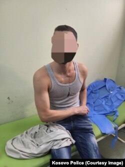 Njëri nga qytetarët e sulmuar derisa po trajtohej në urgjencë.