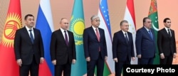 Президент России Владимир Путин и лидеры центральноазиатских государств на саммите в Астане в октябре 2022 года