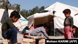 تعدادی از کودکان خانواده های زلزله زده که در زیر خیمه ها زنده گی می کنند