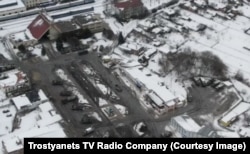 A drone image showing around two dozen Russian vehicles around the square in front of Trostyanets’s train station during the 2022 occupation. The T-34 tank monument can be seen near the center of this photo.