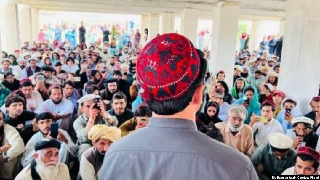 د غورځنګ مشر منظور پښتین د مې پر ۲۶مه د خړ کمر پېښې یادغونډې ته د وینا پر مهال. 