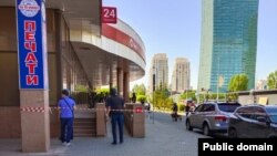 Полиция оцепила окрестности банка, в котором сообщалось о захвате неизвестным заложников. Астана. 18 июня 2023 года