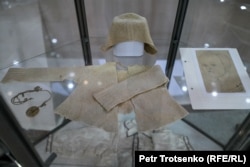 Children's clothes that prisoner Lotta Rice sewed for her daughter