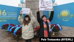 Oyan, Qazaqstan белсенділері Бота Шарипжан (сол жақта) және Әсем Жапишева 16 желтоқсандағы акцияда тұр. Алматы.
