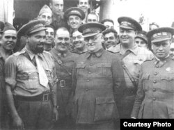 Кампесино (в первом ряду слева) среди высшего военного руководства Армии Народного фронта.