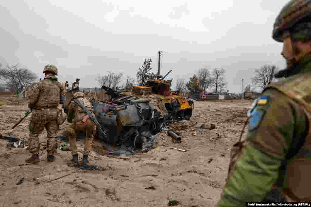 На первом изображении: украинские военные осматривают подбитый российский БТР в Тетеревском. На втором изображении: если не считать небольшой кратер, то на месте, где в 2022 году сгорела российская техника, почти нет следов боёв