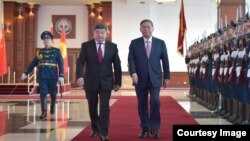 Председатель кабмина Кыргызстана Акылбек Жапаров (слева на переднем плане) и премьер Госсовета Китая Ли Цян