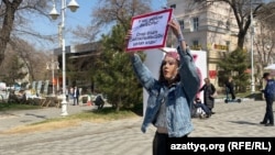 Арбатта әділетсіз сайлауға қарсы пикет өткізіп тұрған Oyan, Qazaqstan белсендісі Влада Ермольчева. Алматы, 26 наурыз, 2023 жыл.