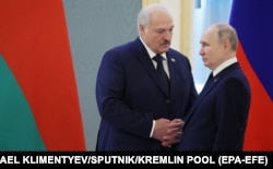 Russian President Vladimir Putin (right) and Belarusian ruler Alyaksandr Lukashenka in Moscow in April