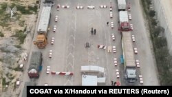 Kamioni sa humanitarnom pomoći čekaju na pregled na prelazu Kerem Shalom između Izraela i Gaze, 12. decembar 2023.