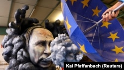 Germaniýanyň Mainz şäherinde 2023-nji ýylyň fewral aýynda geçirilen bir festiwalda rus prezidenti Wladimir Putiniň keşbini janlandyrýan skulptura 