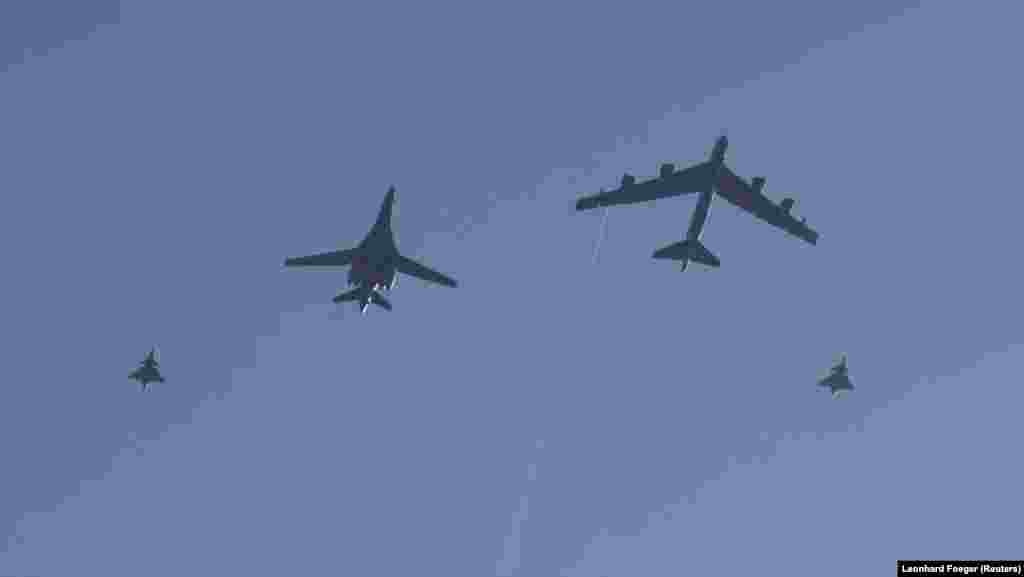 Американский Lancer (в центре слева) и Stratofortress (в центре справа) в сопровождении двух шведских истребителей Gripen пролетают над Стокгольмом, 6 марта 2024 года. Полёт над шведской столицей был частью совместных учений Вооружённых сил США и Швеции 