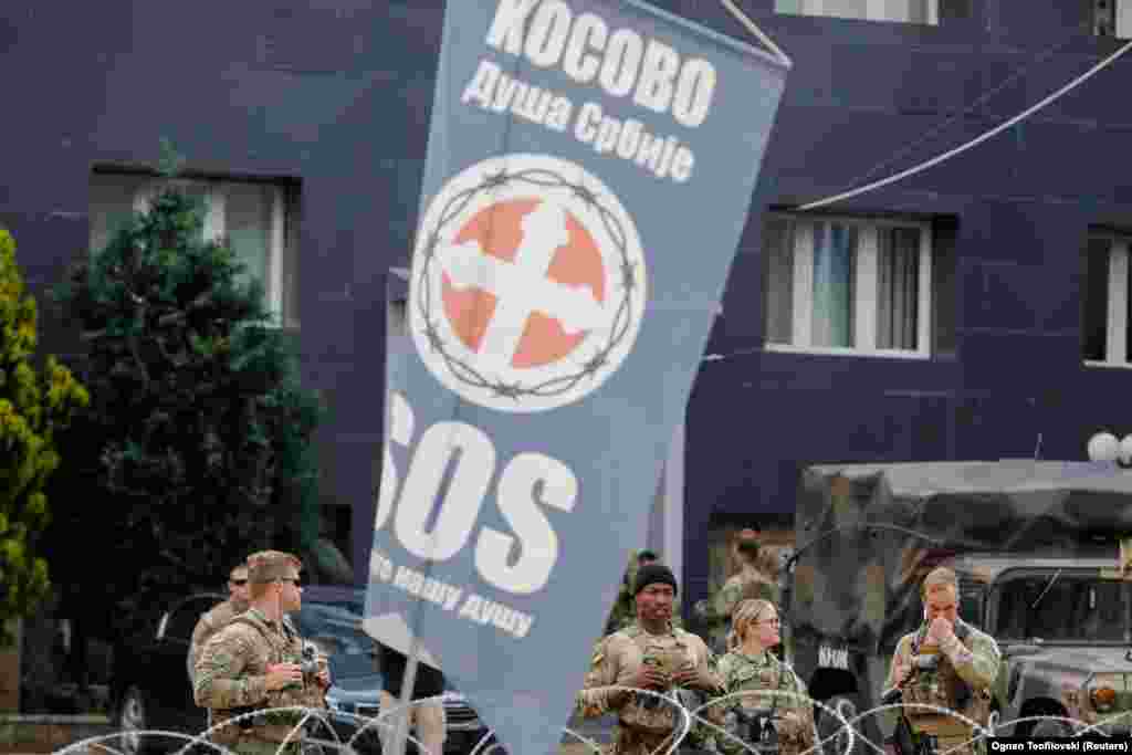 Një banderolë ku shkruan “Kosova, shpirti i Serbisë”, para objektit komunal në Leposaviq.