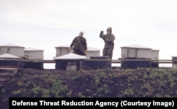 Muncitori la o instalație de arme nucleare din Ucraina, în anii 1990.