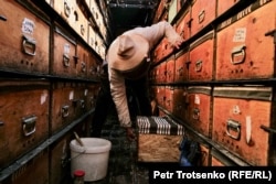 Пчеловод Тынычтык Сатаров работает в своей передвижной пасеке. Кыргызстан, Нарынская область, 1 августа 2024 года
