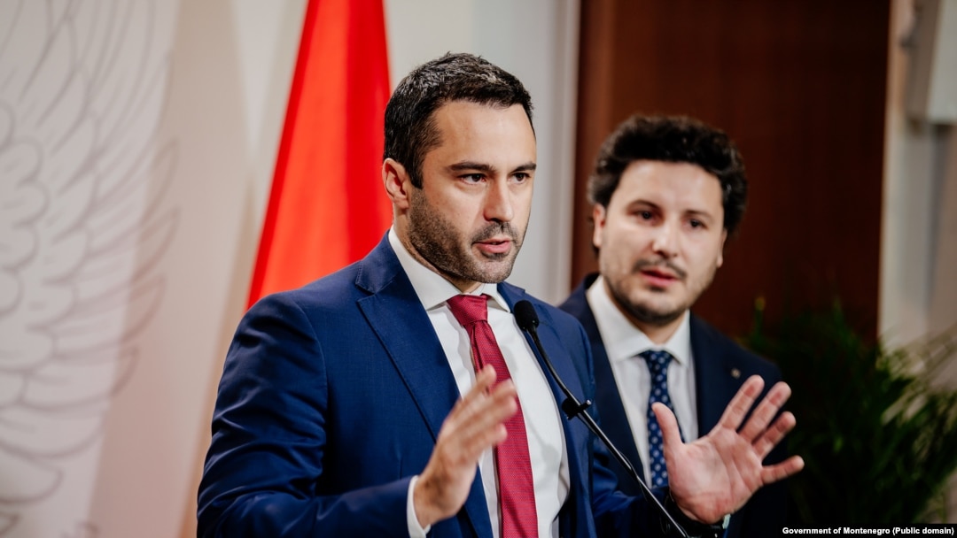 "Sa stanovišta prava, čak i u slučaju donošenja takvih deklaracija (o povlačenju priznanja nezavisnosti Kosova), opštine bi izašle iz okvira svojih nadležnosti, a ostaje nejasno na koji način bi one mogle biti sprovedene u djelo", kaže savjetnik premijera za pravna pitanja Ivo Šoć (na fotografiji sa aktuelnim premijerom Dritanom Abazovićem).