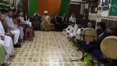 د عراقي صوفیانو ډله د خلکو جلبولو لپاره جالب کرتبونه کوي