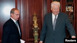 Sub președinția lui Vladimir Putin, autoritățile au evitat în mare măsură să vizeze rudele sau asociații fostului președinte rus Boris Elțîn, care l-a ales personal pe Putin să îi succeadă la Kremlin.