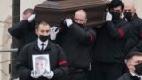 Проститься с Алексеем Навальным пришли тысячи людей, они стоят в очередях на улицах и во дворах на подходах к храму. Пришедшие люди скандировали лозунги: &quot;Нет войне&quot;, &quot;Не забудем&quot;, &quot;Не простим&quot;, &quot;Ты не боялся, и мы не боимся&quot;, &quot;Путин &ndash; убийца&quot; и &quot;Россия без Путина&quot;.&nbsp;<br />
Проститься с Алексеем Навальным приехали бывший мэр Екатеринбурга Евгений Ройзман, а также Борис Надеждин и Екатерина Дунцова, пытавшиеся зарегистрироваться в качестве антивоенных кандидатов на выборах президента России. В Марьино прибыла посол США Линн Трейси, а также послы Германии и Франции