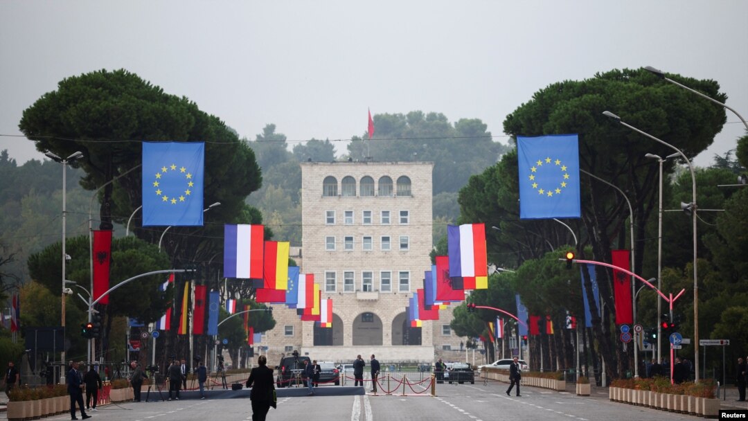 Zastave EU i država Zapadnog Balkana u Tirani, za vreme samita lidera Berlinskog procesa, 16. oktobar 2023.