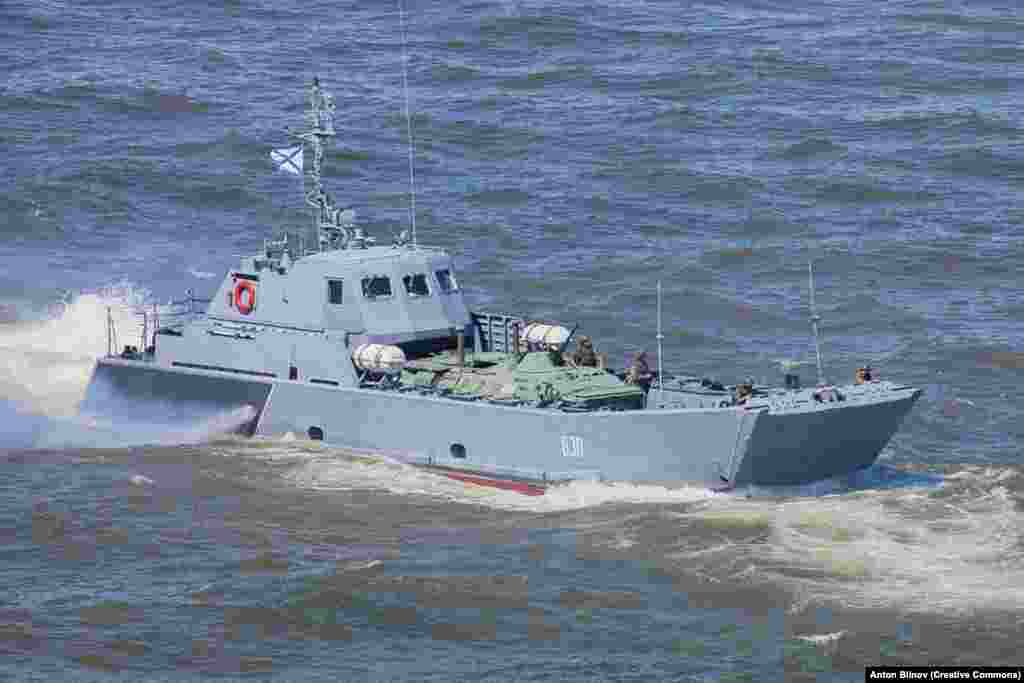 A Serna-class landing craft carries an infantry fighting vehicle along the Volga River in July 2015. A Serna was hit with a missile fired from a Bayraktar drone while docking on Snake Island in May 2022. Serna landing craft are made to carry armored vehicles into "over-the-beach" assault landings and transport cargo. The block-shaped vessels use a unique "air-cavity" design that pumps air under the ship's hull to reduce drag.