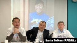 Солдан оңға қарай: "Алға, Қазақстан!" партиясын құру бастамасының өкілдері Әсет Әбішев, адвокат Мейіржан Досқараев, құқық қорғаушы Сергей Измайлов. Астана, 5 желтоқсан 2023 жыл. 
