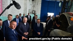 Аляксандар Лукашэнка падчас сустрэчы ў аграхолдынгу «Купалаўскае» на Шклоўшчыне, 2024 год