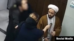 ویدئویی که روز شنبه در شبکههای اجتماعی منتشر شد، نشان میداد یک فرد معمم در یک مرکز درمانی از یک مادر که بدون حجاب اجباری کودکش را در آغوش گرفته فیلمبرداری میکند