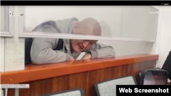 Журналист Думан Мұхаммедкәрім сот залында.