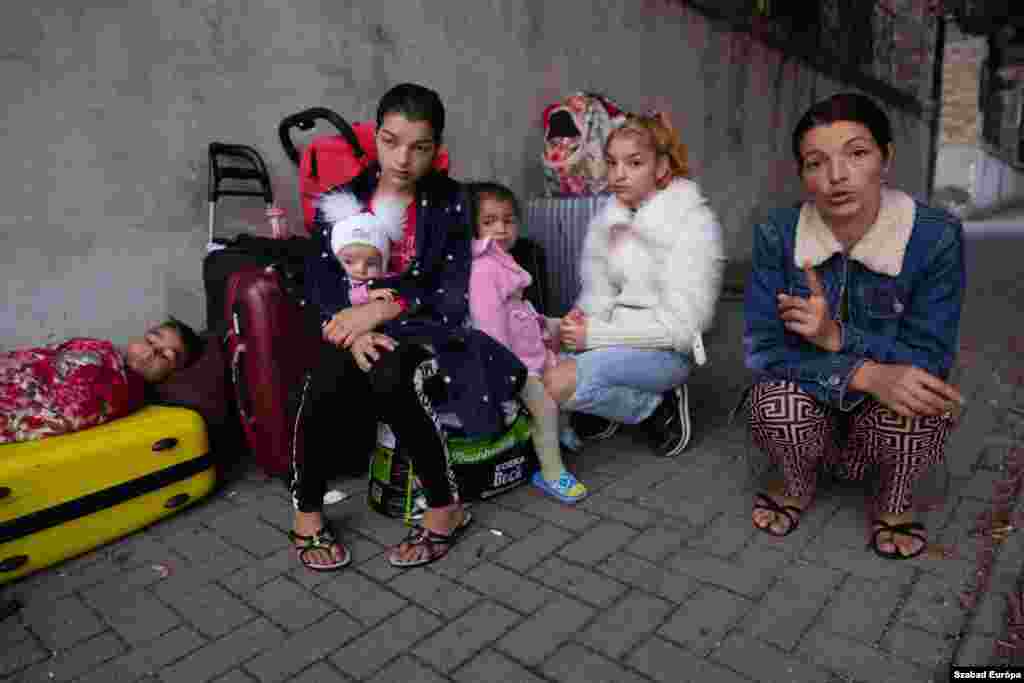 Olga (right) and her daughter Kata (left, holding her daughter) are now living here. 