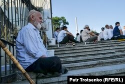 Gurban baýramynyň namazyna gelen musulmanlar