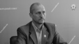 Олег Попов, 1972-2023.<br />
<br />
Попов родился в Луганской области Украины. Владел бизнесом по производству трикотажных изделий. Примкнув к поддерживаемым Россией сепаратистам, он стал де-факто депутатом &laquo;парламента&raquo; квазигосударственного образования на контролируемой сепаратистами территории Луганской области.<br />
<br />
В сентябре 2022 года в Сети появилась информация о его &laquo;смерти&raquo;. Это был фейк. Позже сепаратистские власти заявили, что намеренно распространили новость, чтобы раскрыть заговор с целью убийства. В декабре 2023 года Попов был <a href="https://d5pthp060g4zo.cloudfront.net/a/v-luganske-vzorvan-avtomobilj-deputata-lnr-olega-popova/32717923.html" target="_blank">убит </a>в Луганске. По <a href="https://www.pravda.com.ua/eng/news/2023/12/6/7431918/" target="_blank">сообщениям</a>, спрятанное в его машине взрывное устройство привела в действие группа украинских спецназовцев<br />
&nbsp;