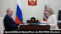 Halkara Jenaýat Kazyýeti Putin we Russiýanyň çagalaryň hukuklary boýunça komissary Mariýa Lwowa-Belowa üçin çagalaryň deportasiýasy bilen bagly tussag ediş orderlerini berdi.