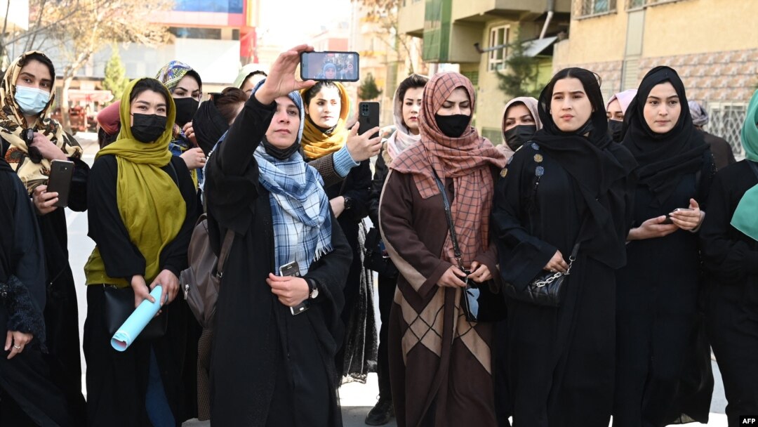 په کابل کې یوشمېر ښځو د مارچ پر اتمه پر ښځو د طالبانو د بندیزونو ضد احتجاج وکړ.