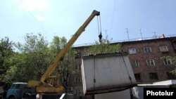 Муниципальные работники демонтируют торговый ларек в Ереване, 10 августа 2011 г.
