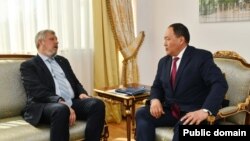 Қазақстан сыртқы істер министрінің орынбасары Ермұхамбет Қонысбаев (оң жақта) Украинаның Қазақстандағы елшісі Петр Врублевскиймен сөйлесіп отыр. 23 тамыз, 2022 жыл. Архивтегі фото.