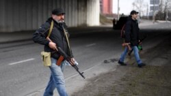 Dobrovoljci preuzeli oružje koje dijeli vojska, Kijev, 25. februar
