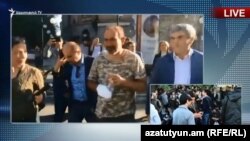 Никол Пашинян (второй справа) с Эдмоном Марукяном (третий справа) и Арамом Саргсяном (первый справа) на проспекте Баграмяна, 16 августа 2018 г.