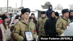Украинадагы сугышта һәлак булган Русия гаскәрен җирлиләр 