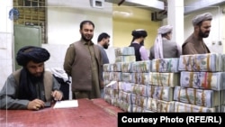 د افغانستان بانک ته د طالبانو له خوا ورسپارل شوي ډالر