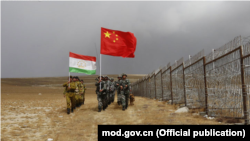 Frontier defense troops of China and Tajikistan conduct a joint patrol along the Chinese-Tajik border. (file photo)